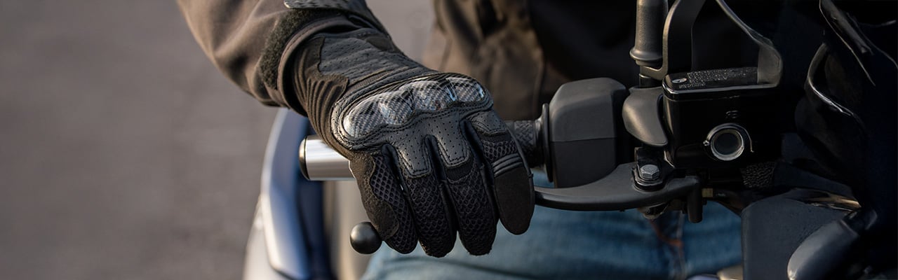 Cuales son los riesgos de manejar una moto con sobrecarga_secundaria